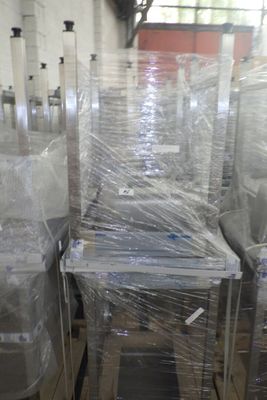 de nombreuses caisses en plastique empilées les unes sur les autres dans un entrepôt
