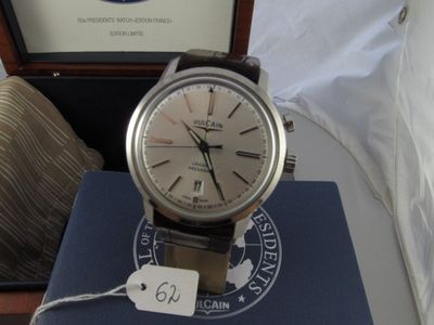 une montre posée sur un livre