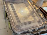 un plateau en argent posé sur une table