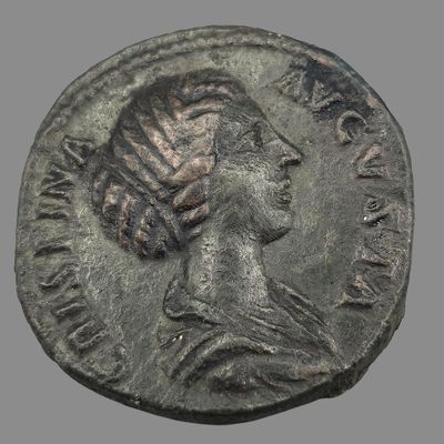 une pièce de monnaie ancienne sur laquelle figure la tête d'une femme coiffée d'une couronne
