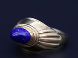 un gros plan d'une bague en argent sertie d'une pierre de lapis-lazuli