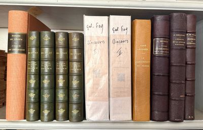 plusieurs livres placés ensemble sur une étagère