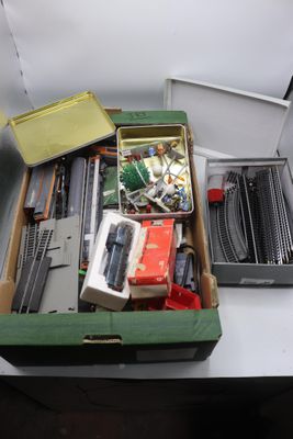 une boîte remplie d'objets assortis sur une table