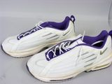 baskets Nike Air Max blanches et violettes avec des lacets violets