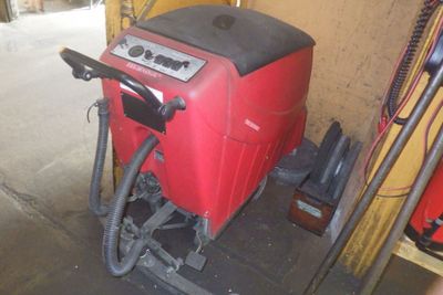 une machine rouge qui se trouve dans un garage