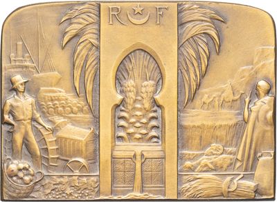 une plaque en or sur laquelle figurent les portraits d'un homme et d'une femme