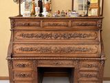 un bureau en bois sur lequel est posé un réveil