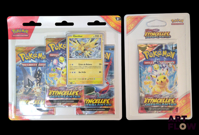 deux paquets de cartes à collectionner Pokémon dans leur emballage plastique, sur fond noir