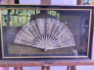 a picture of an old fan in a glass case