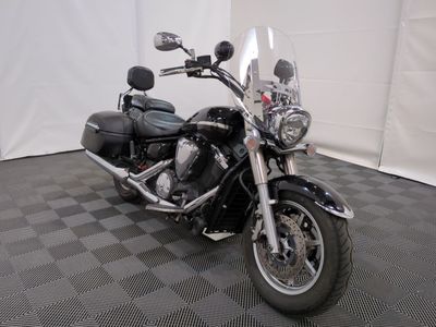 une moto noire garée sur un sol à damier