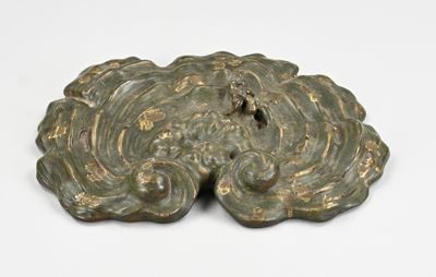 une image d'un objet métallique en gros plan sur une surface blanche