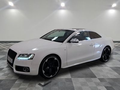 une image d'une voiture audi blanche dans une salle d'exposition