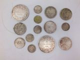 Plusieurs types de pièces de monnaie sont disposées en cercle sur une surface blanche