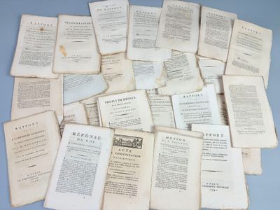 une pile de vieux livres sur une table