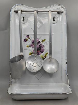 un porte-ustensiles de cuisine à l'ancienne, orné de fleurs