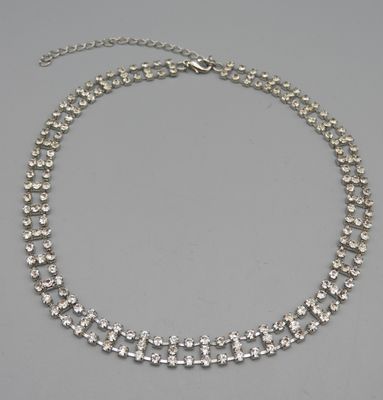 Collier rivière imitant les diamants.