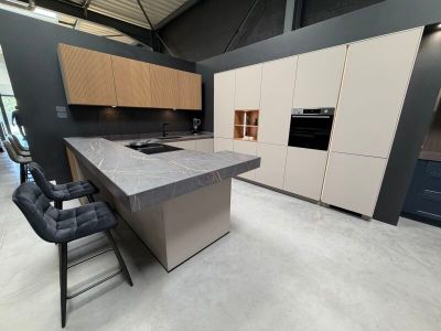 une grande cuisine avec un îlot central et un tabouret de bar