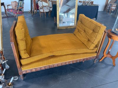 un canapé qui se trouve dans une pièce où il y a un miroir accroché au mur