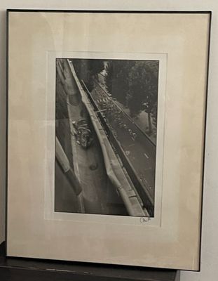 une photo d'une photo en noir et blanc d'une rue