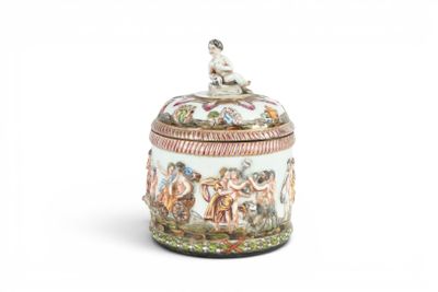 un petit pot orné d'une peinture sur un fond blanc
