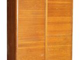 une image représentant une armoire en bois à deux portes et tiroirs
