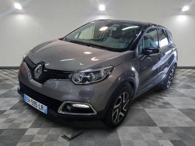 la voiture grise est garée sur un sol en damier dans le garage