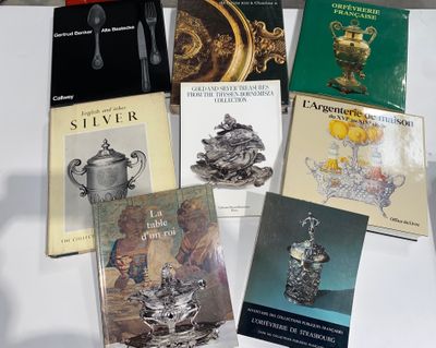 un grand nombre de livres posés sur une table