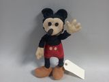 peluche Mickey Mouse avec une étiquette autour du cou