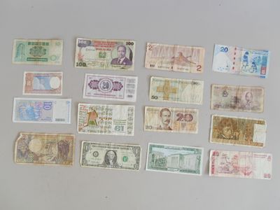 de nombreux types de papier-monnaie sur la table