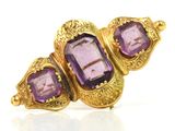 une image représentant une broche-bague en or et en améthoreate
