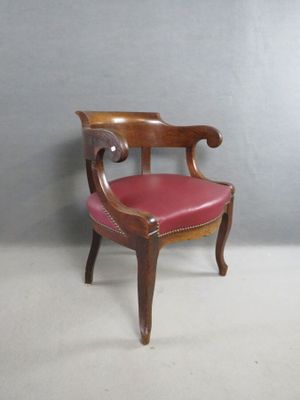 Fauteuil de bureau, assise simili rouge.