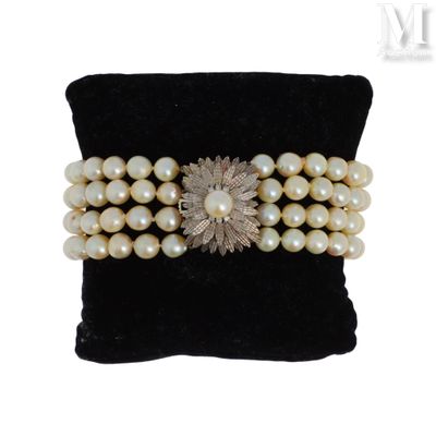 une photo en gros plan d'un bracelet orné de perles