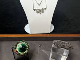une vitrine dans laquelle sont exposés un collier, un bracelet et d'autres bijoux
