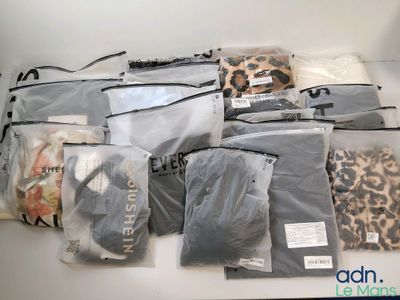 de nombreux sacs de vêtements posés sur une table