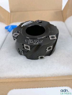 une boîte contenant un objet noir
