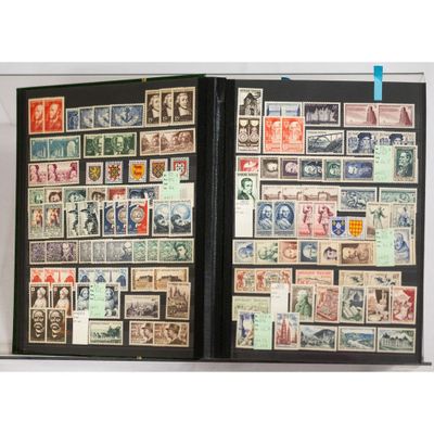 un livre ouvert sur lequel figurent de nombreux timbres différents