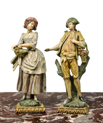 Couple de personnages en bois polychrome reposant sur une ba…