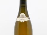 l'image d'une bouteille de vin posée sur une table