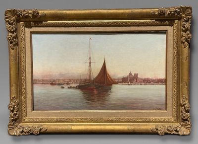 une peinture à l'huile représentant un voilier sur l'eau, avec une ville en arrière-plan