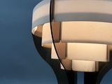 un lampadaire sur un poteau, avec un ciel bleu en arrière-plan