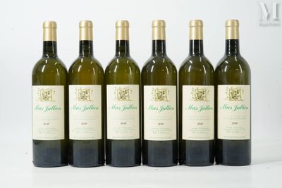 six bouteilles de vin sont alignées sur une table