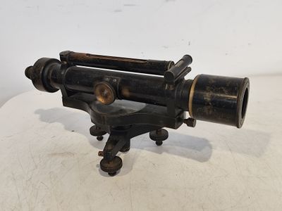 un vieux télescope est posé sur une table blanche