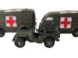 deux véhicules militaires miniatures portant une croix rouge à l'arrière