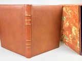 un livre marron à la couverture bleue, ouvert