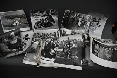 plusieurs photos en noir et blanc représentant des personnes et des motos posées sur une table