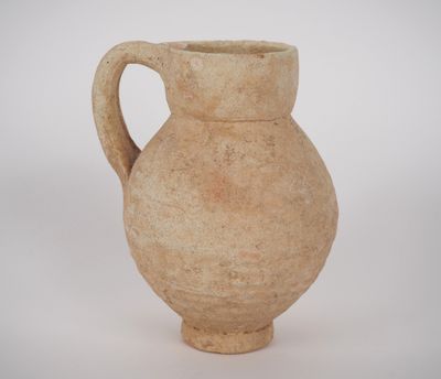 Céramique punique ? Vase beige à panse ovoïde. 13 cm