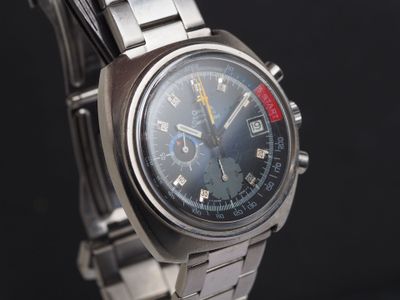 une image d'un gros plan d'une montre-bracelet sur un fond noir