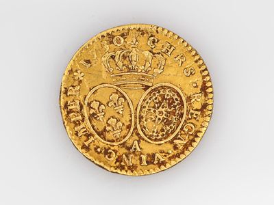 une pièce d'or surmontée d'une couronne