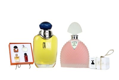deux flacons de parfum posés l'un à côté de l'autre sur une surface blanche