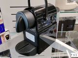 une machine à café exposée dans un magasin